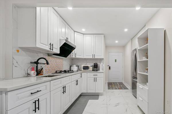 3720 Prince ST #11B, Flushing, NY 11354