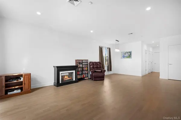 401 Breton WAY, Glen Cove, NY 11542