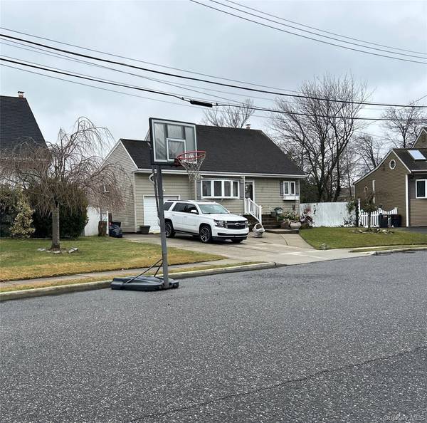 34 Karen ST, West Babylon, NY 11704