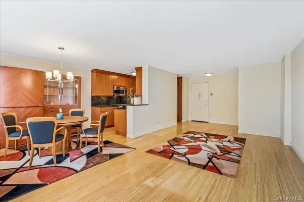 17-85 215th ST #8G, Bayside, NY 11360
