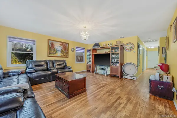 16 Manchester LN, Stony Brook, NY 11790