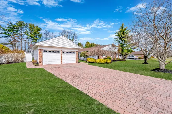 16 Manchester LN, Stony Brook, NY 11790