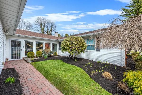 16 Manchester LN, Stony Brook, NY 11790