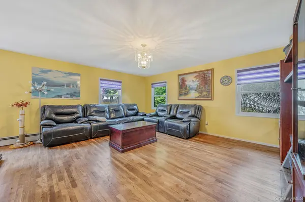 16 Manchester LN, Stony Brook, NY 11790