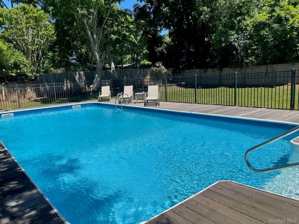 35 Maple ST, Westhampton Beach, NY 11978