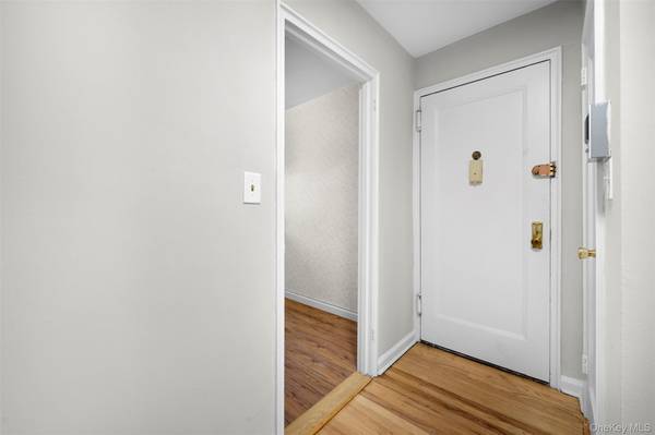 15 Beach RD #3D, Great Neck, NY 11023