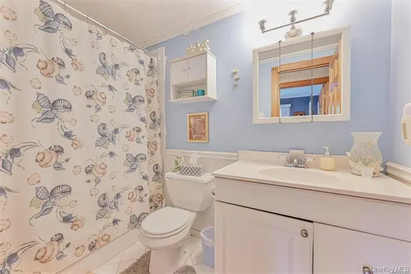 38 Glenmere LN, Coram, NY 11727
