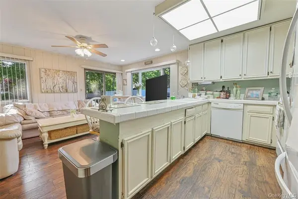 38 Glenmere LN, Coram, NY 11727