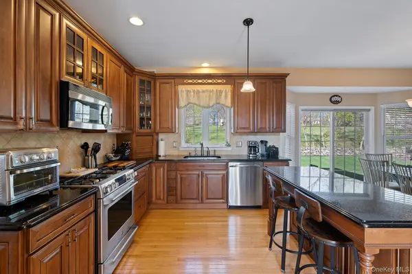 3403 Red Coat DR, New Windsor, NY 12553