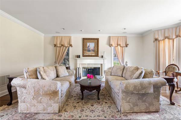 14 Meadow LN, Manhasset, NY 11030
