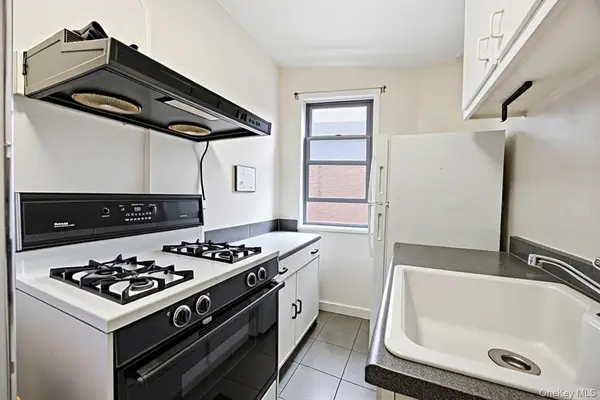 67-87 Booth ST #4C, Forest Hills, NY 11375