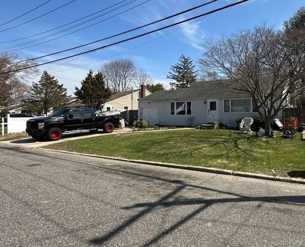 12 Glenwood LN, Huntington, NY 11743
