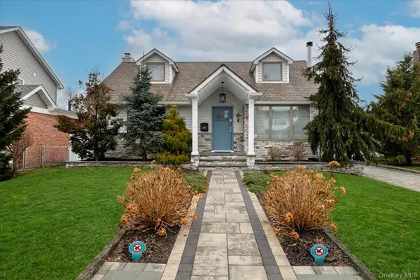 1053 Lydia DR, Franklin Square, NY 11010