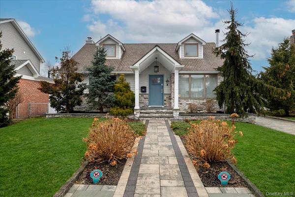 1053 Lydia DR, Franklin Square, NY 11010