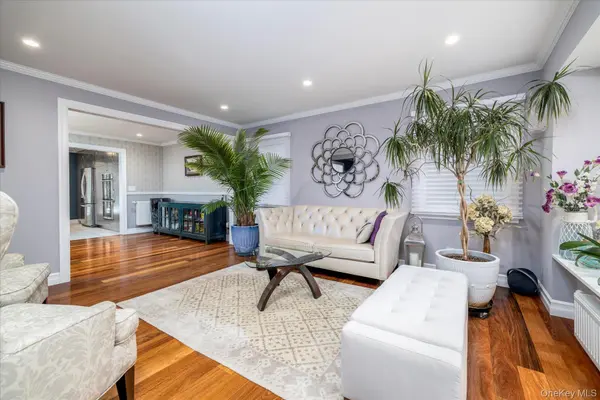 1053 Lydia DR, Franklin Square, NY 11010