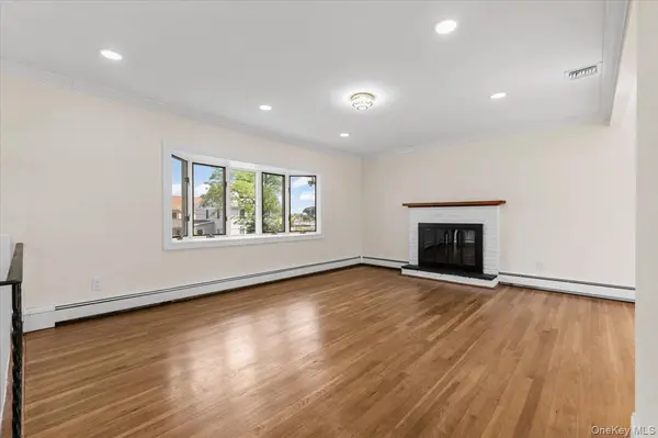 12 Deans LN, Bayville, NY 11709