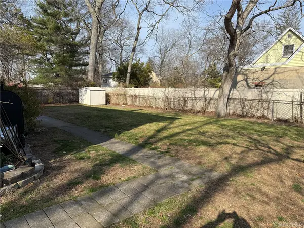 91 Putnam AVE, West Babylon, NY 11704