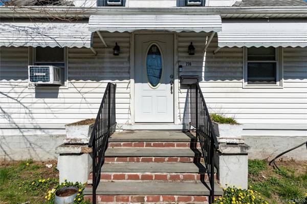236 Maple PL, Mineola, NY 11501