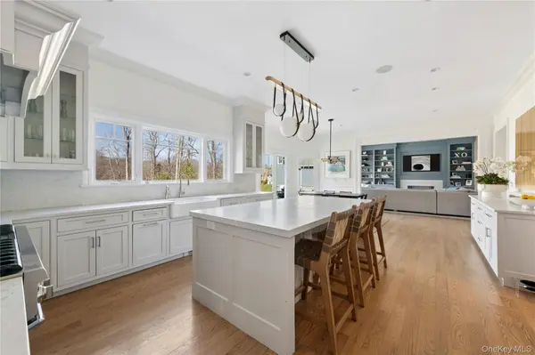 4 Ravenglass DR, Stamford, CT 06903