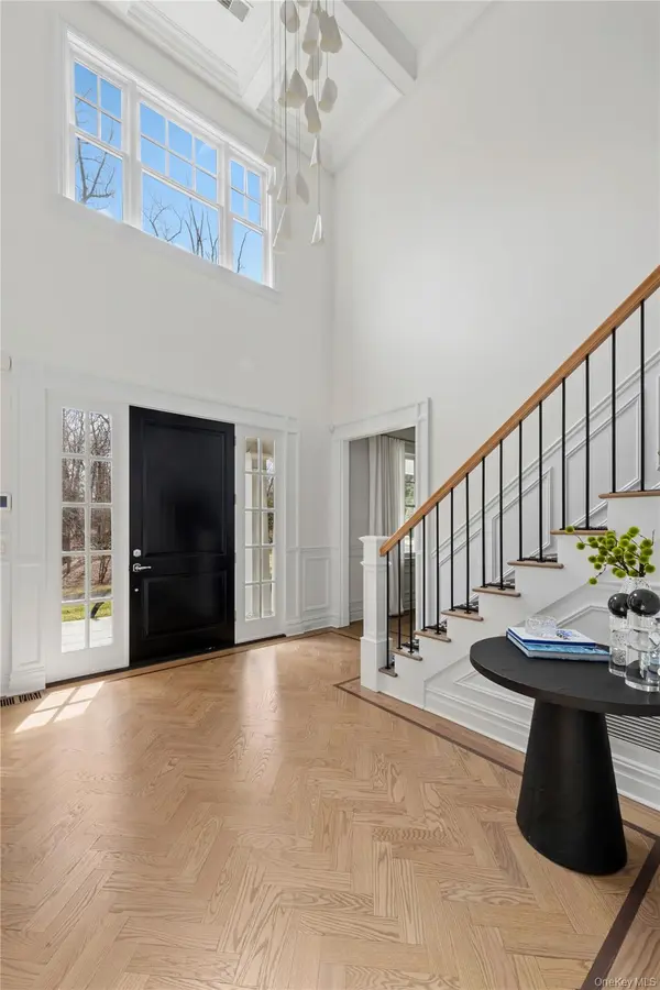 4 Ravenglass DR, Stamford, CT 06903