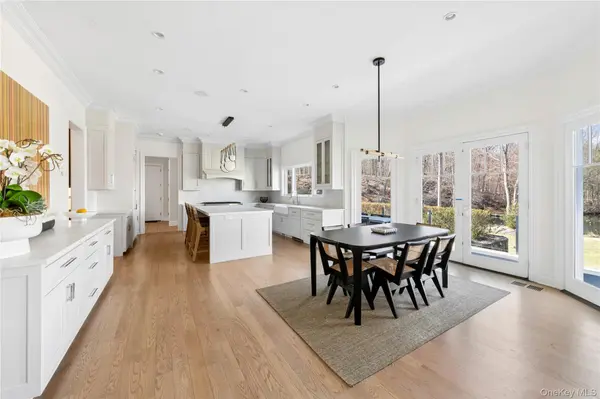 4 Ravenglass DR, Stamford, CT 06903