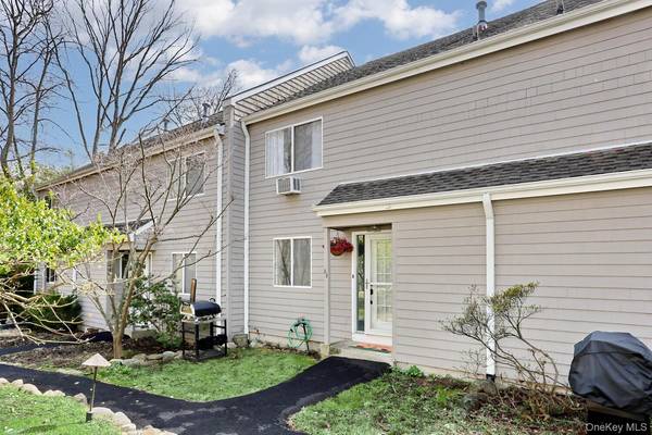 68 Hickory Hill LN, Tappan, NY 10983