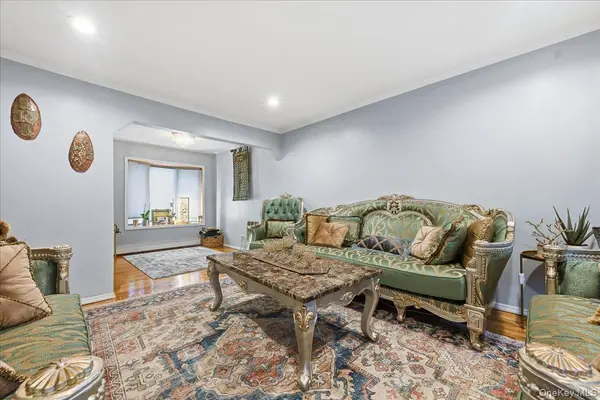 120 Bruce TER, Mineola, NY 11501