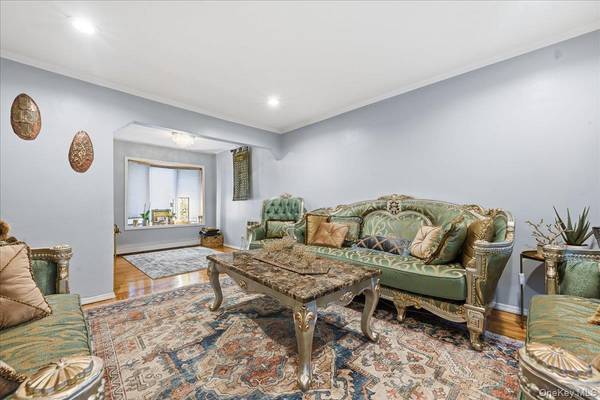 120 Bruce TER, Mineola, NY 11501