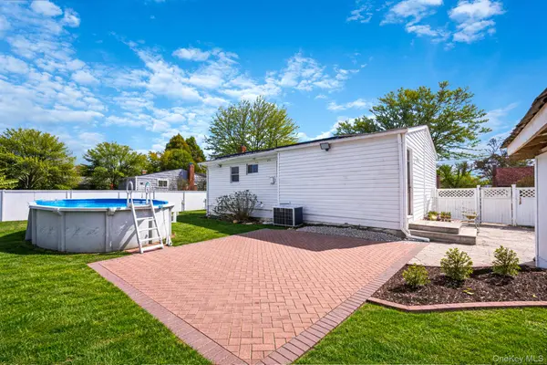 23 McKinley ST, Brentwood, NY 11717