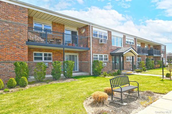 10 Ivy ST #1A, Farmingdale, NY 11735