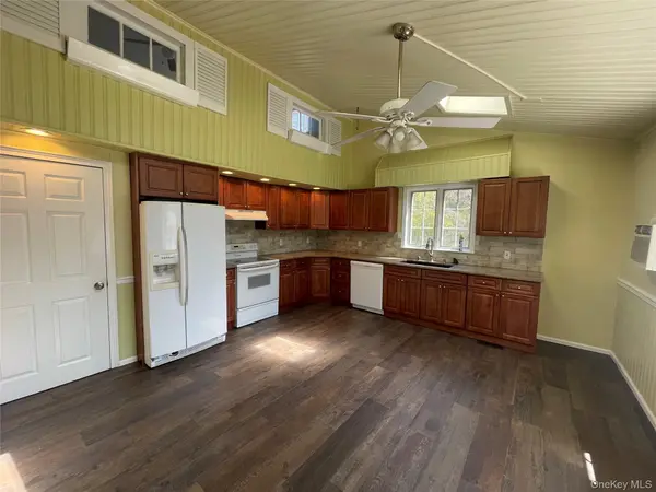 496 North Country RD, Saint James, NY 11780