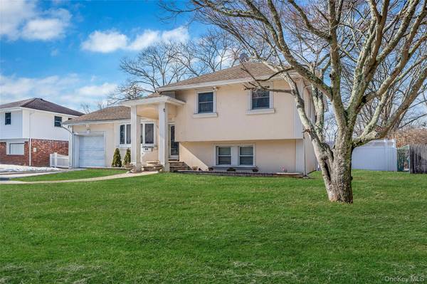 86 Overlook DR, East Islip, NY 11730