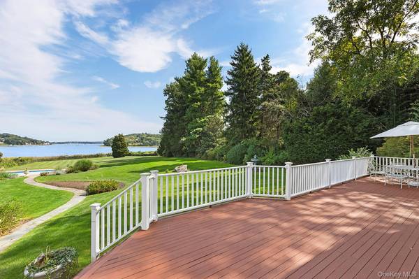 61 Factory Pond RD, Locust Valley, NY 11560