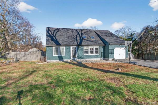 528 Lockwood DR, Shirley, NY 11967