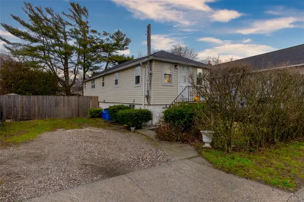 27 Pearsall PL, Babylon, NY 11702