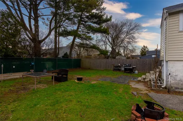27 Pearsall PL, Babylon, NY 11702