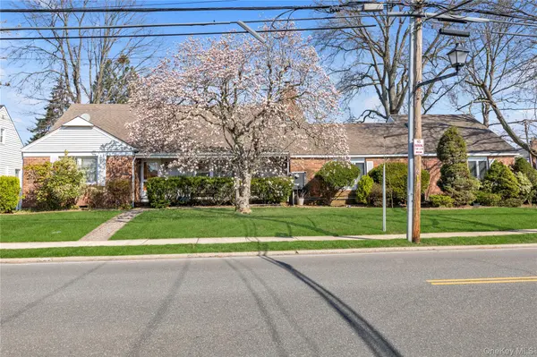 376 1st ST, Mineola, NY 11501