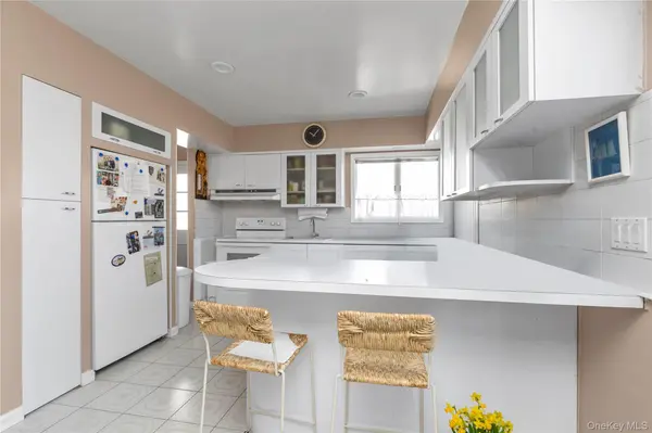 376 1st ST, Mineola, NY 11501