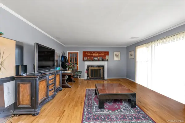 376 1st ST, Mineola, NY 11501