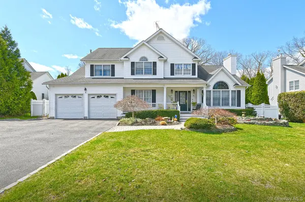 4 Rolling Wood CT, Hauppauge, NY 11788