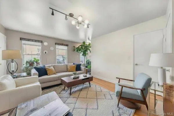 290 Lowndes AVE #C, Huntington Station, NY 11746
