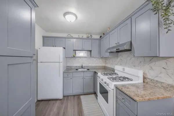 290 Lowndes AVE #C, Huntington Station, NY 11746