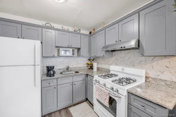 290 Lowndes AVE #C, Huntington Station, NY 11746