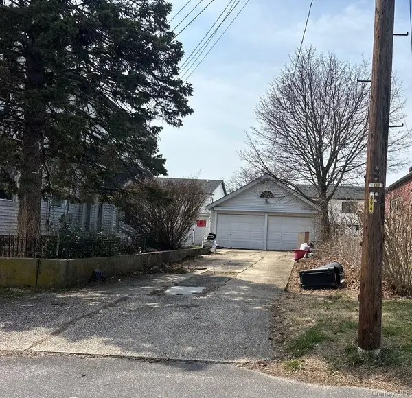 129 N 7th ST, Lindenhurst, NY 11757