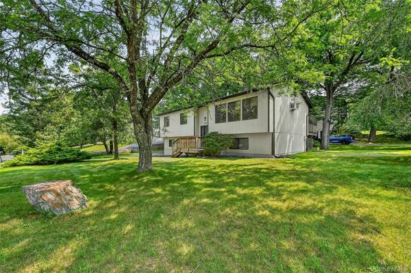 22 Cambridge CIR, Monroe, NY 10950