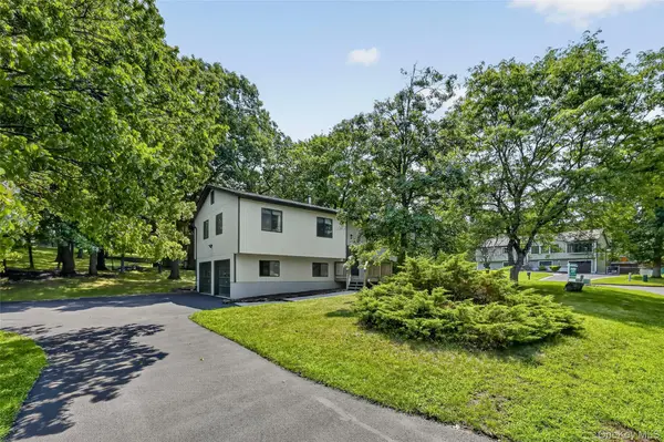 22 Cambridge CIR, Monroe, NY 10950