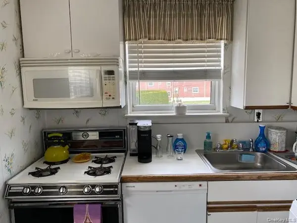264-15 Langston AVE #E-2, Glen Oaks, NY 11004