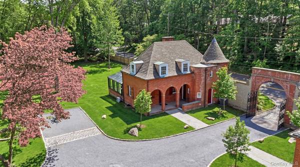 22 Brookville RD, Muttontown, NY 11545