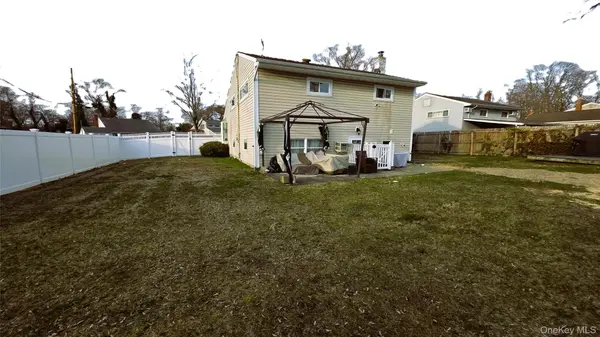 8 Lion LN, North Babylon, NY 11703