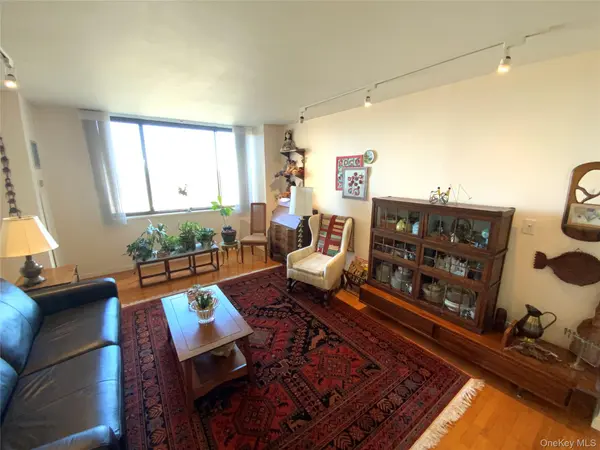 27010 Grand Central Pkwy #9M, Floral Park, NY 11005